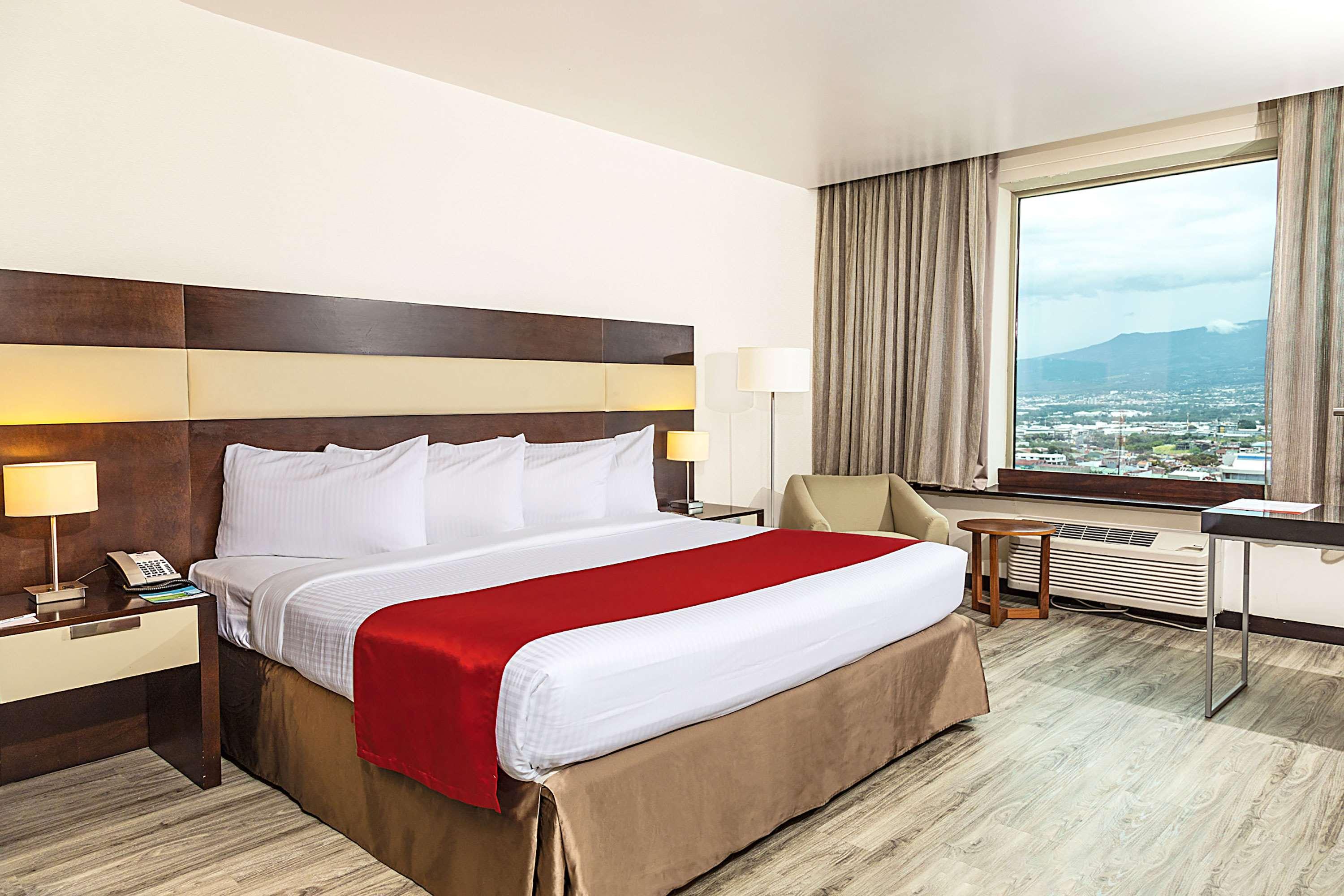 D Sabana Hotel San Jose  Eksteriør bilde A bed runner
