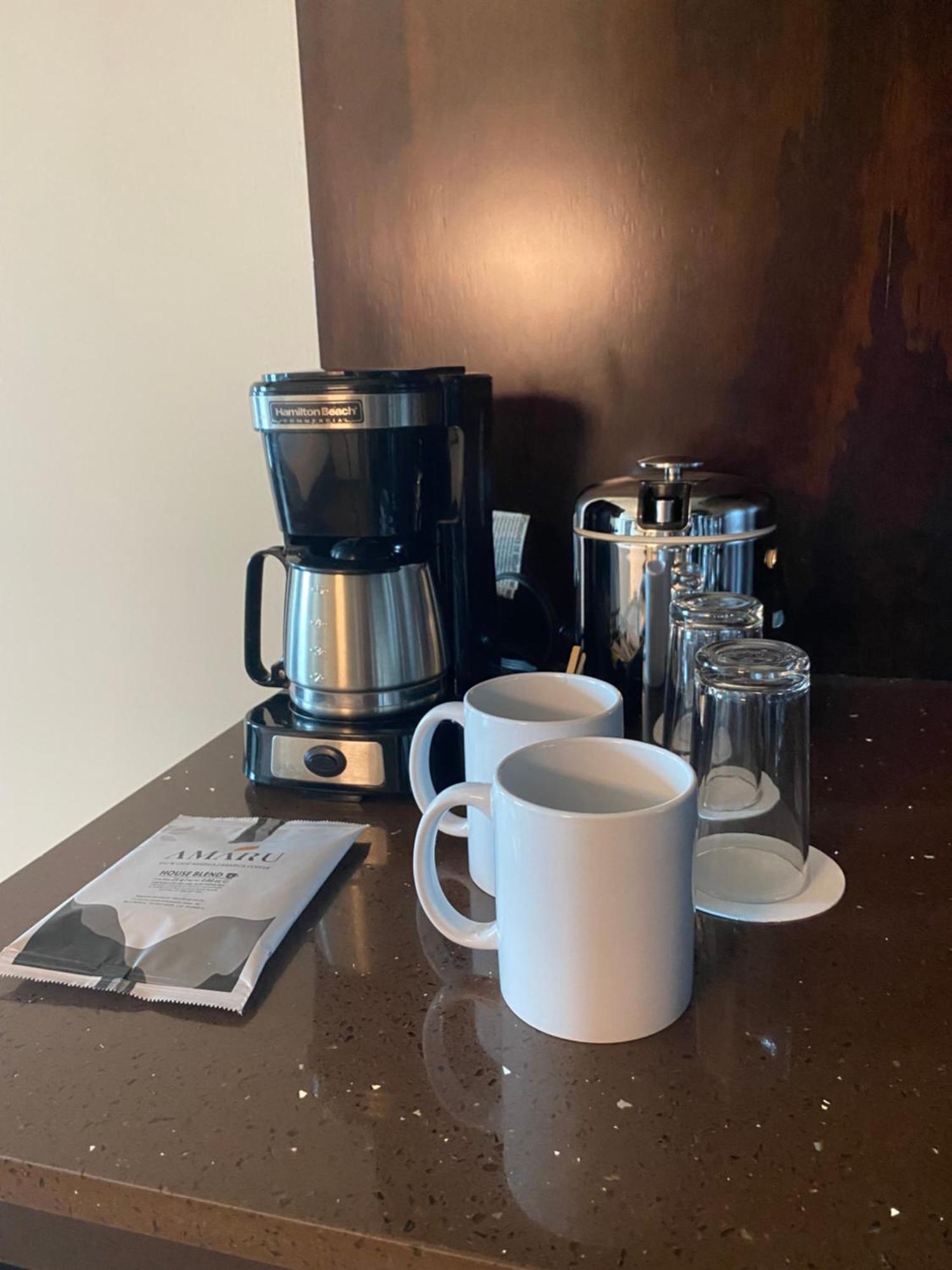 D Sabana Hotel San Jose  Eksteriør bilde A coffee maker in a hotel room
