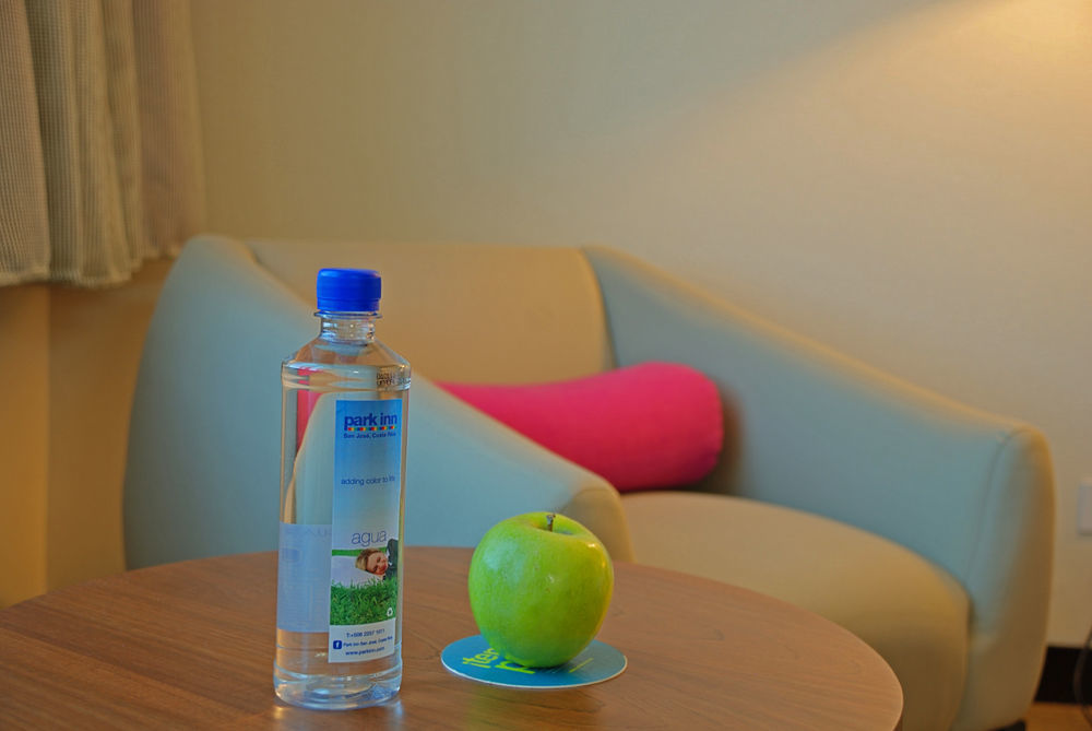 D Sabana Hotel San Jose  Eksteriør bilde A bottle of water and an apple on a table